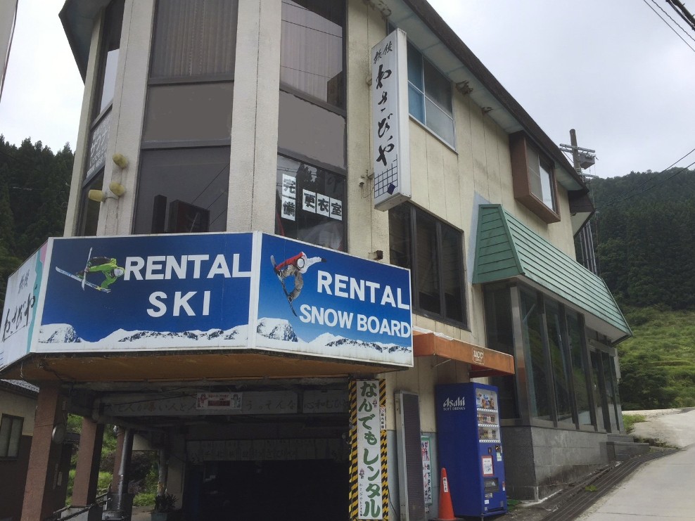 「RENTAL SKI」と書かれた看板が飾られている建物の写真