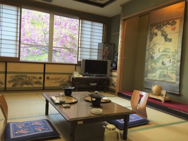 掛け軸やテレビが設置されている和室の写真