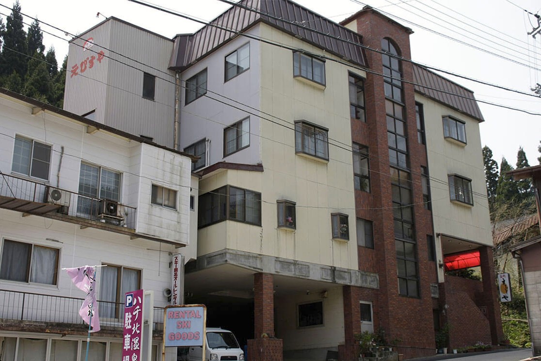 「えびすや」と書かれた4階建ての建物の写真