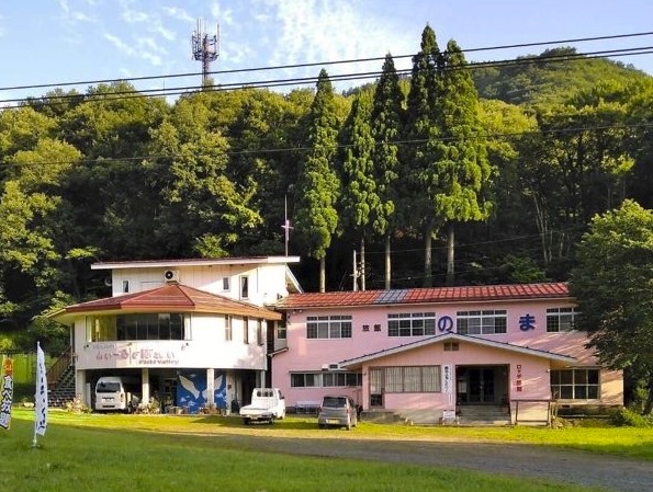 「旅館のま」と書かれた建物の写真