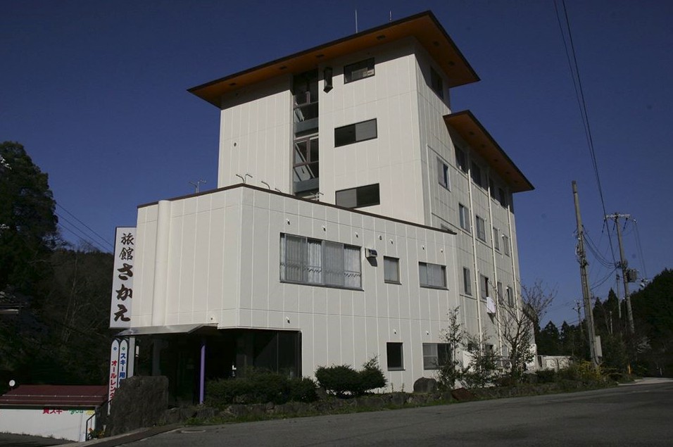 白い壁をした4階建ての建物の写真