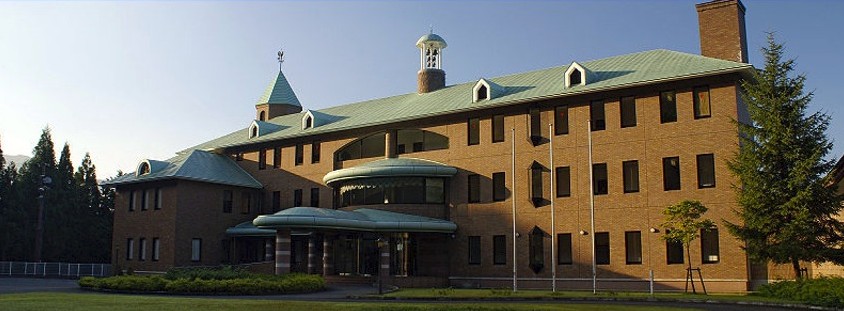 茶色の壁をした3階建ての建物の写真