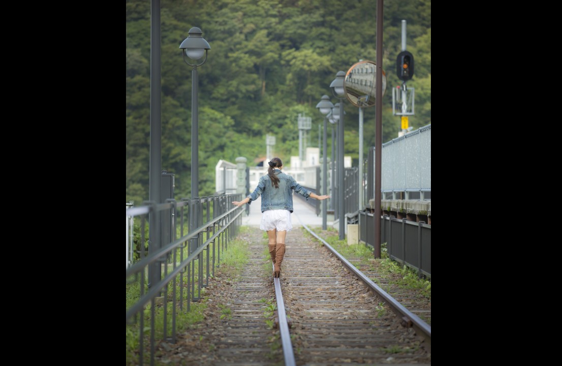 線路上を歩いている人の写真