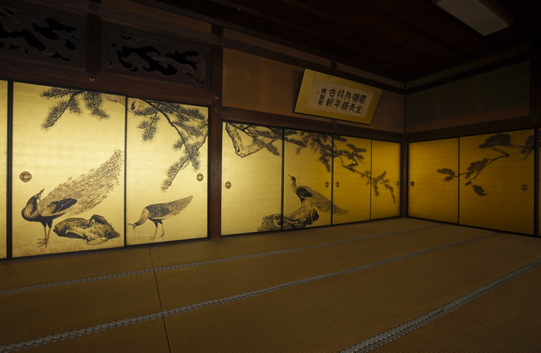 鳥が書かれた金色の襖がある和室の写真