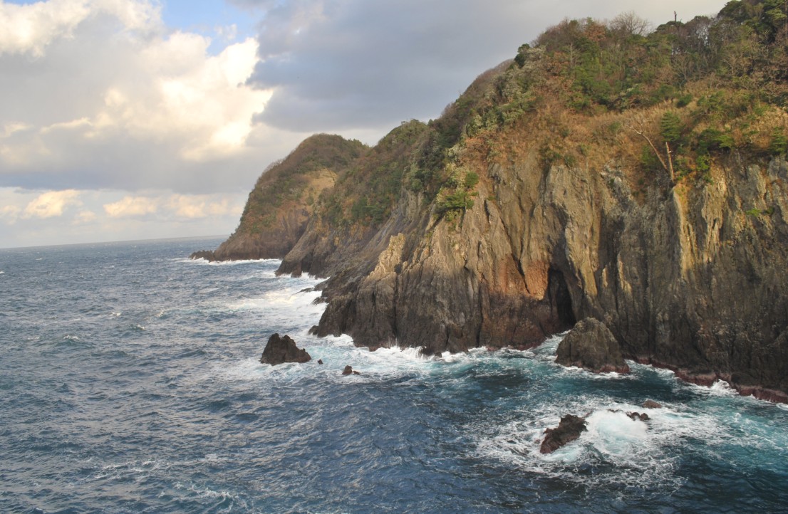 波しぶきが上がっている絶壁の写真