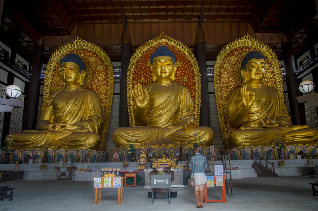 それぞれ違ったポーズをとる3体の大きな大仏様の写真