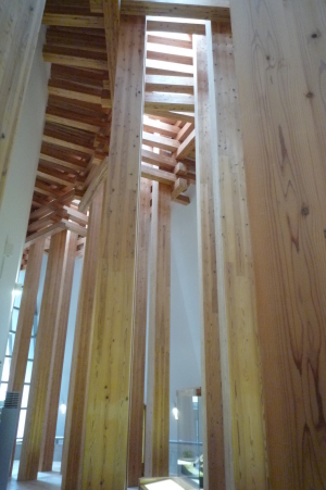 複数の木の柱が組み合わさっている写真