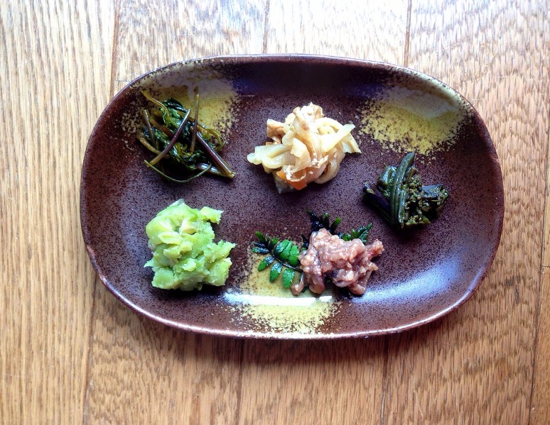 小皿に小さく盛られている山菜が5つ並んでいる写真