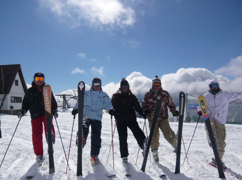 スキー板とストックを装備した人たちが並んでいる写真