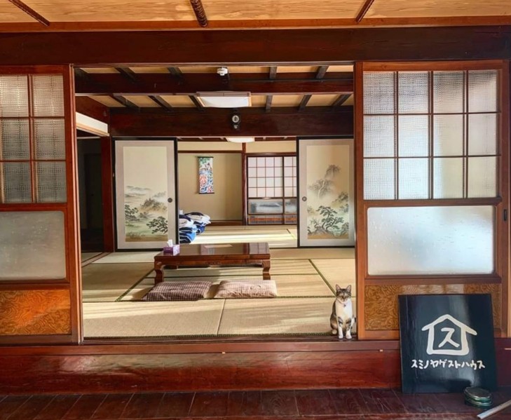 背の低いテーブルと座布団が敷かれている和室の写真