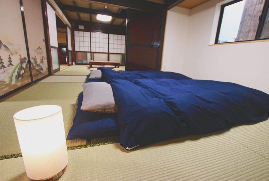 紺色の布団が敷かれた和室の写真