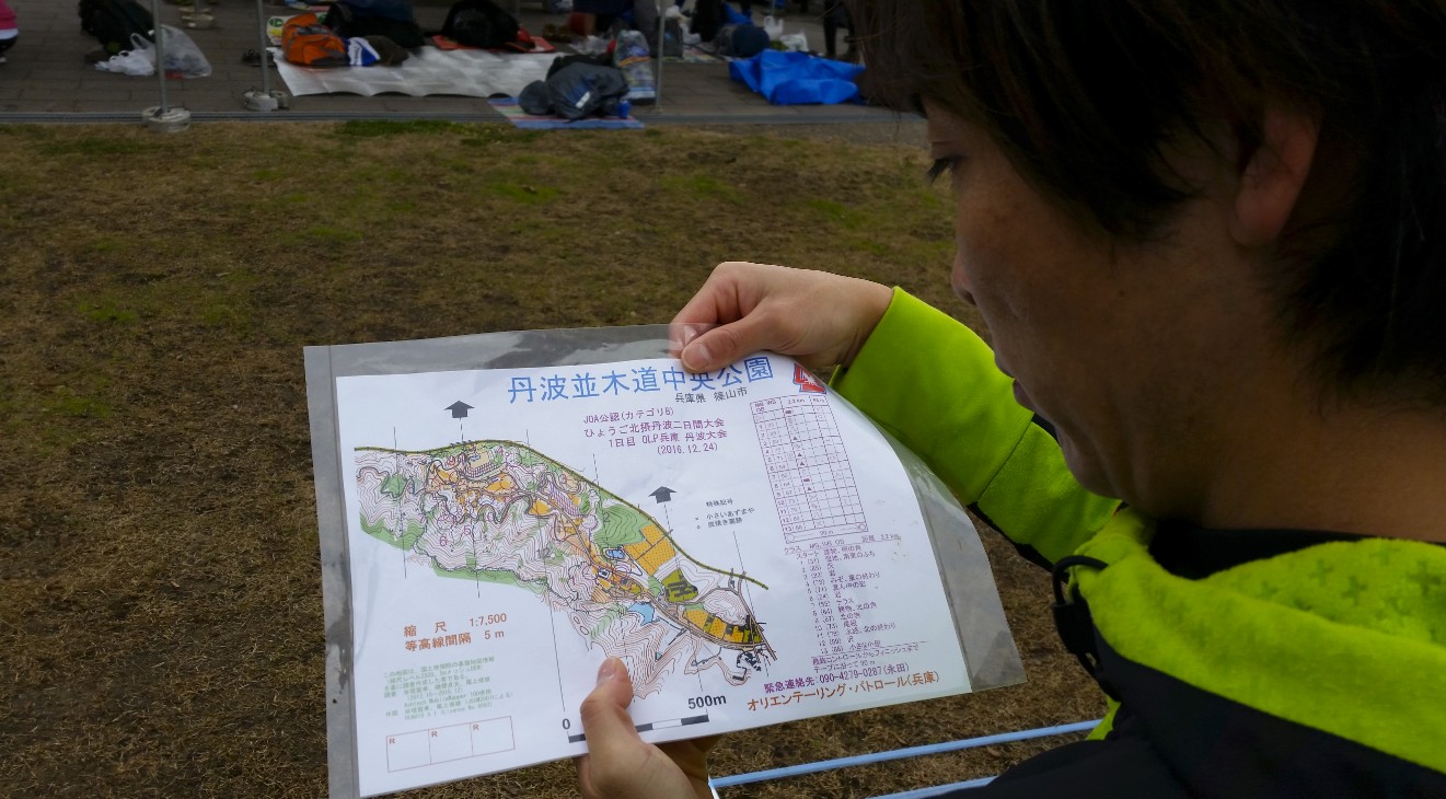 手に取ったマップを見ている人の写真