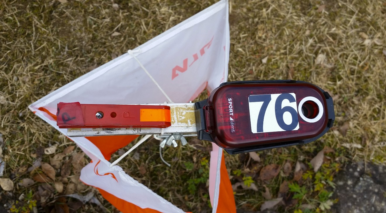 フラッグの上に置かれた76と表記されている電子機器の写真