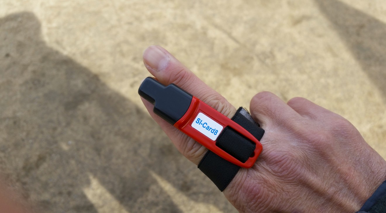 2本の指に巻き付けられた器具の写真