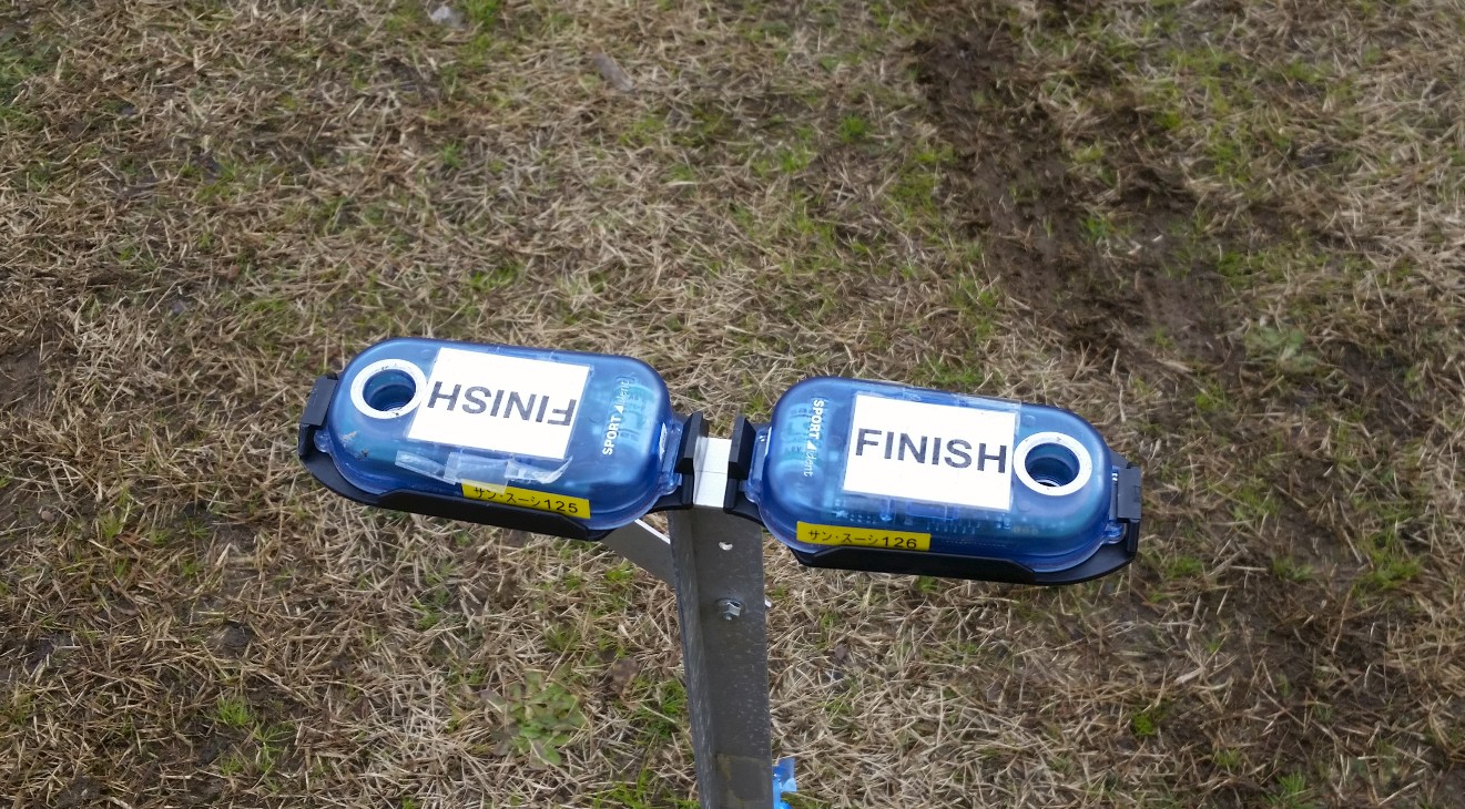 「FINISH」と書かれた青い機器が2つ付いた支柱の写真