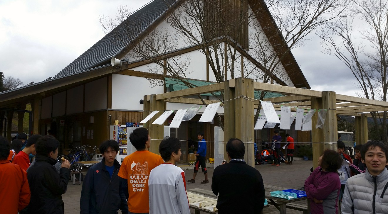 木の格子屋根の建物にたくさんの紙が巻き付けられている写真