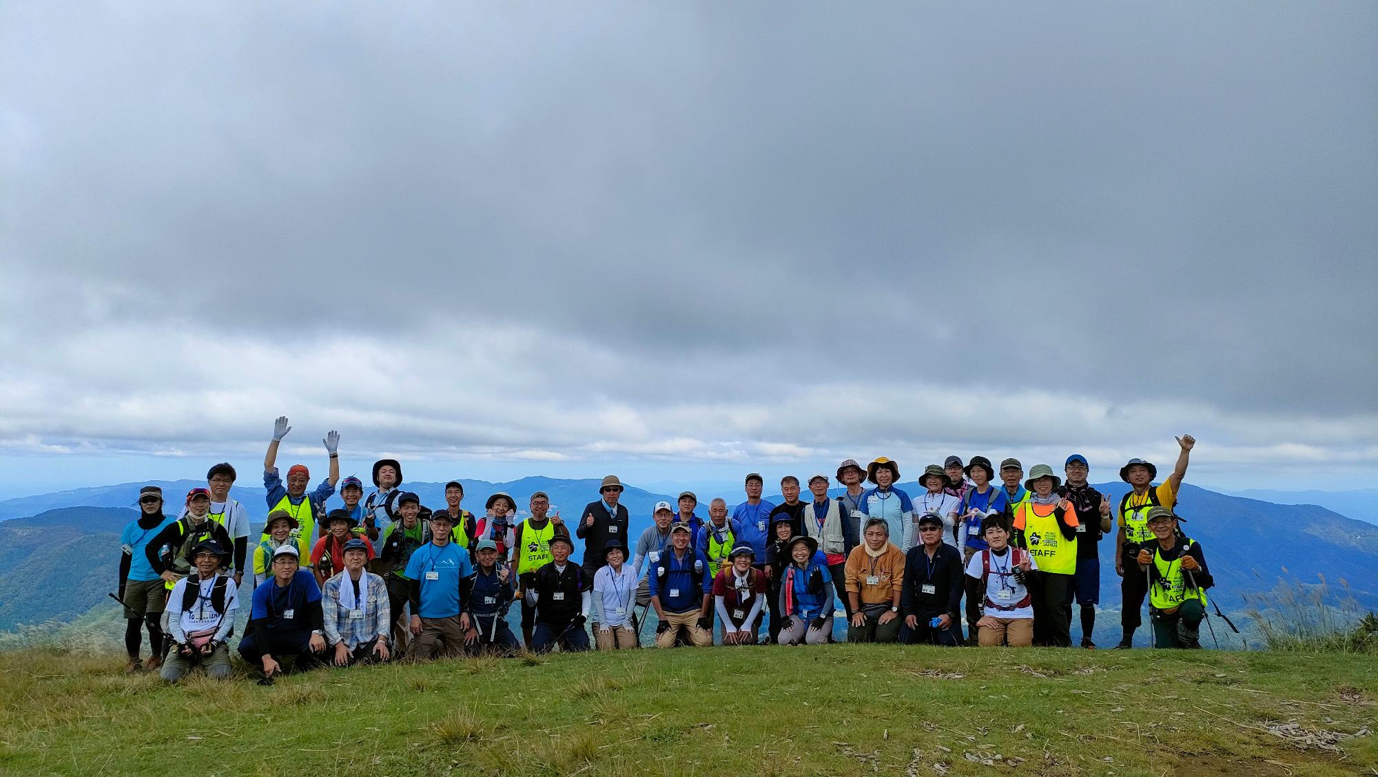 高く開けたところに集まって並んだ集合写真