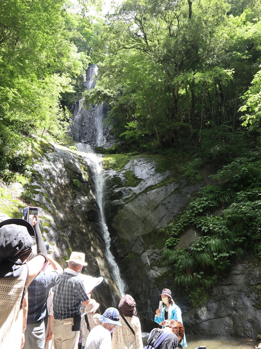 2段の滝を写真に収める観光客たちの写真