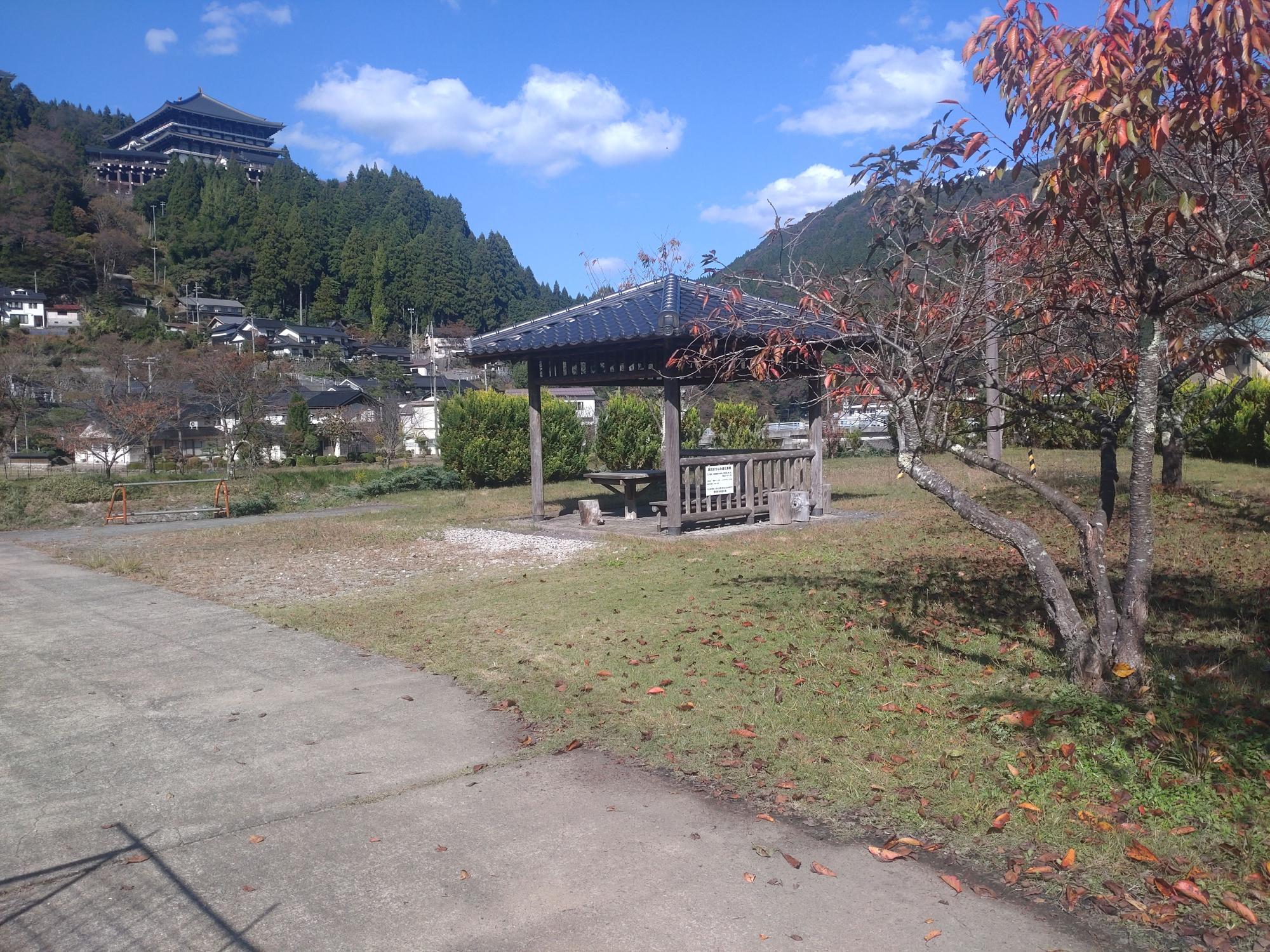 道の脇のスペースに小さな東屋がある写真