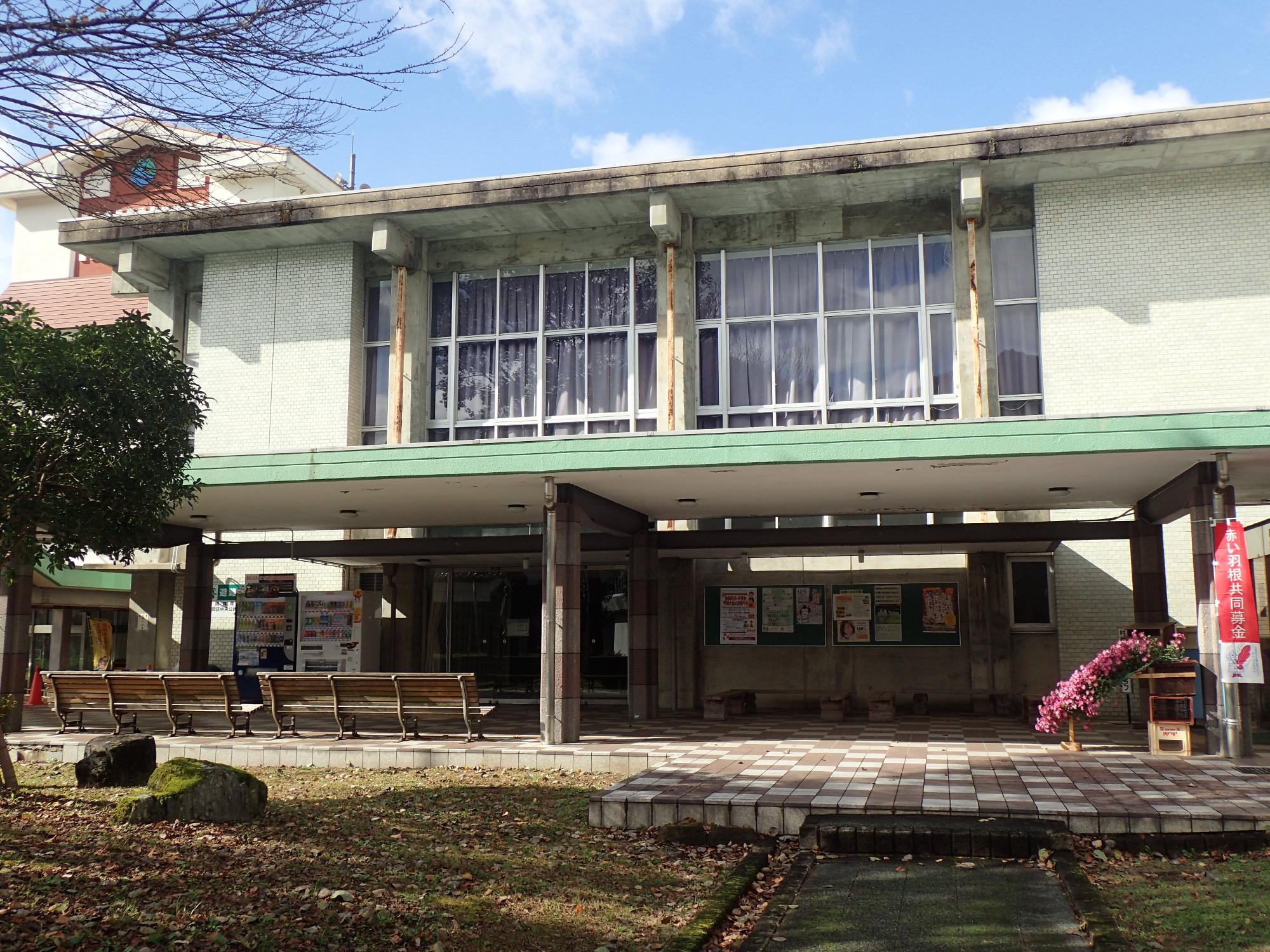 ひさし付きの入り口がある2階建ての建物の写真