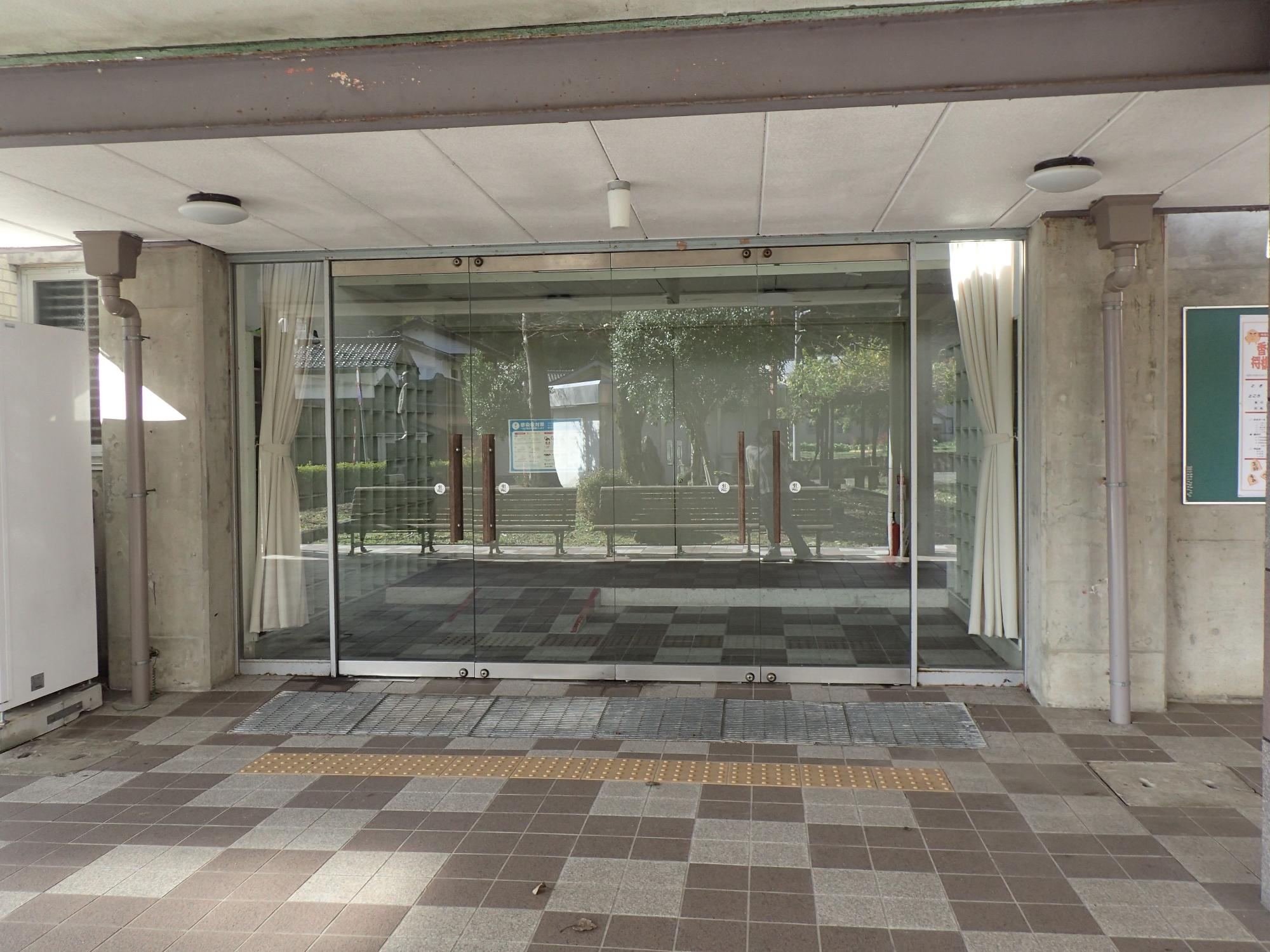 2つの両開きのガラス扉が並んだ建物の入り口の写真