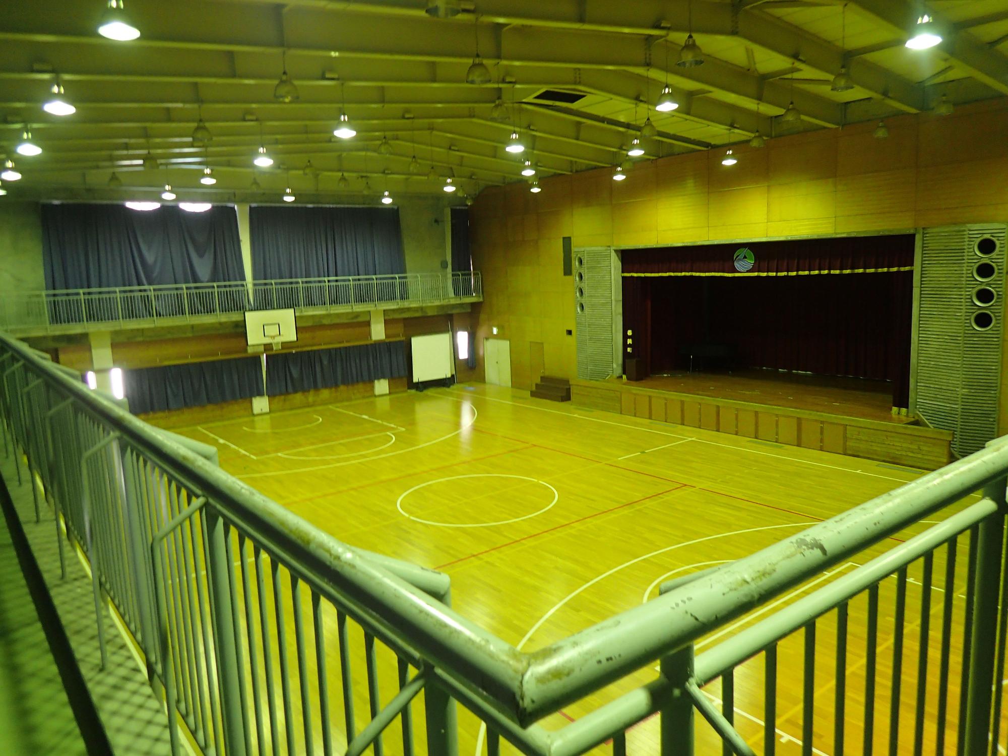 体育館全体を2階から撮った写真