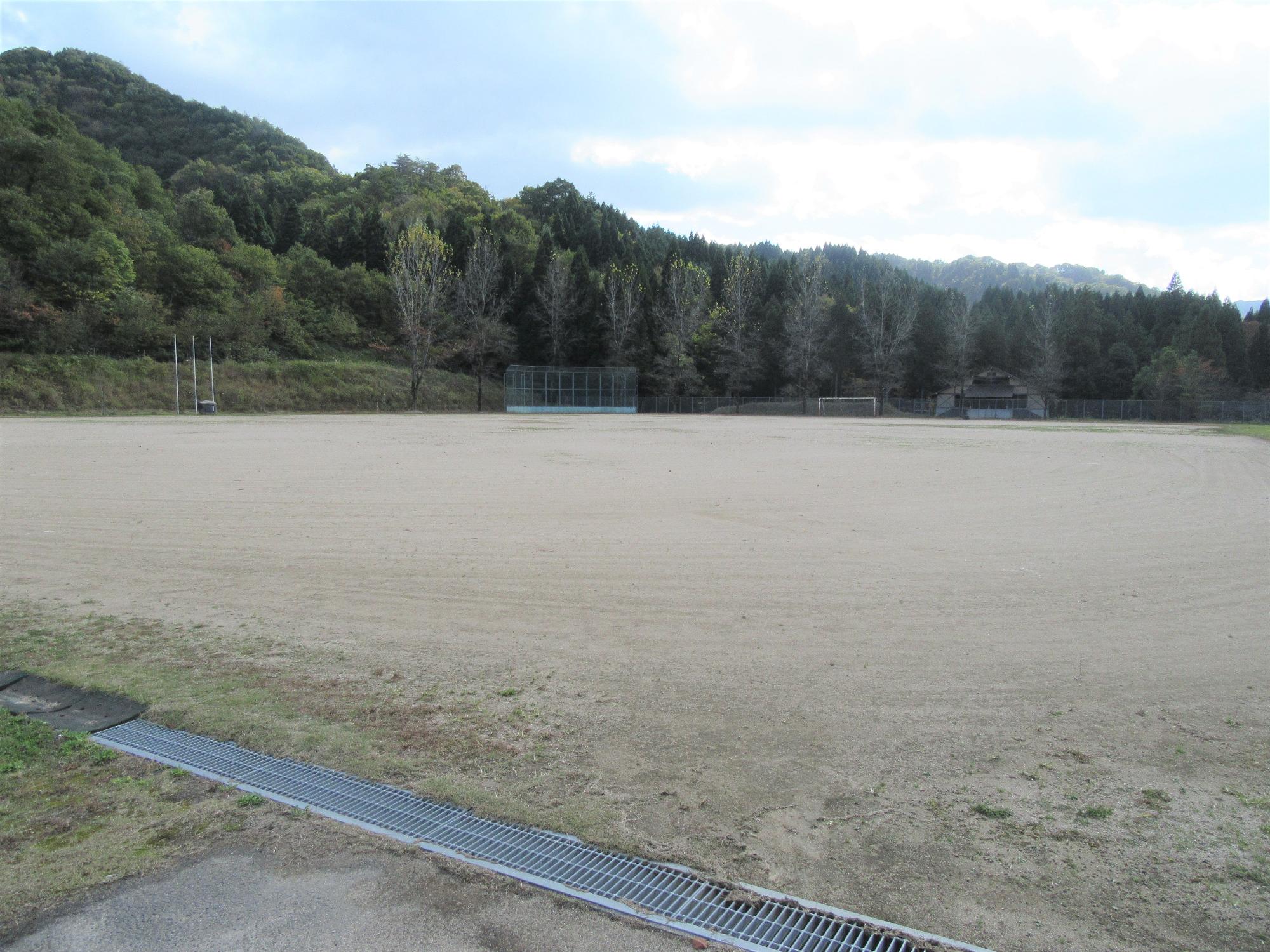 一面が平になっている広いグラウンドの写真