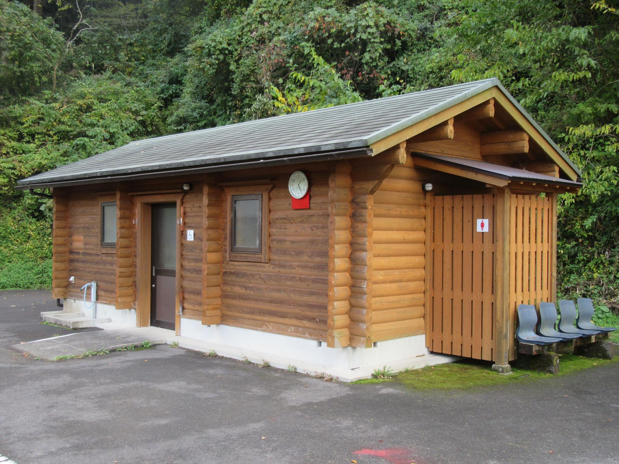 建物中央に入口のあるログハウスの写真