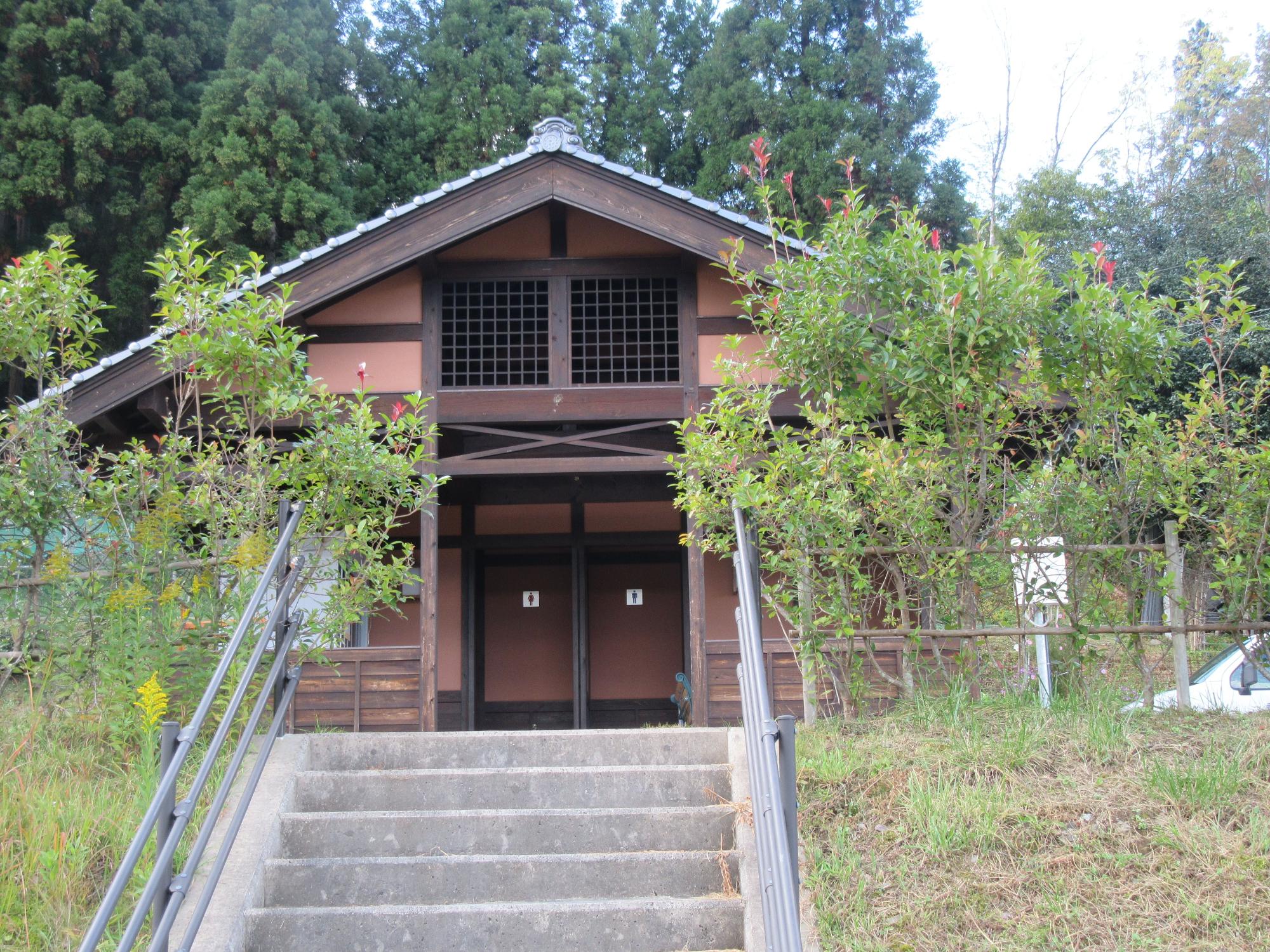 階段の上に建っている三角屋根の建物の写真