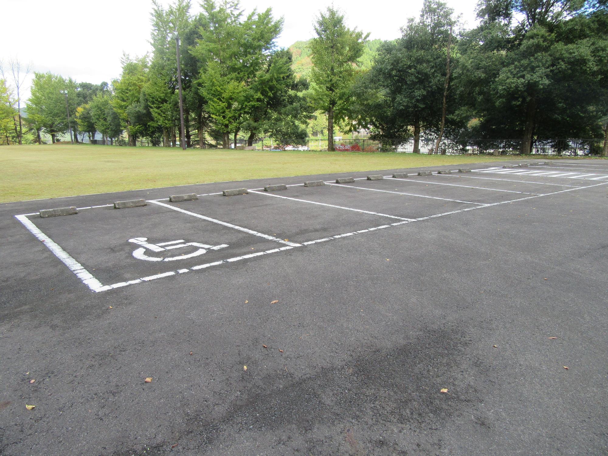 芝生の前にスペースがとられた駐車場の写真