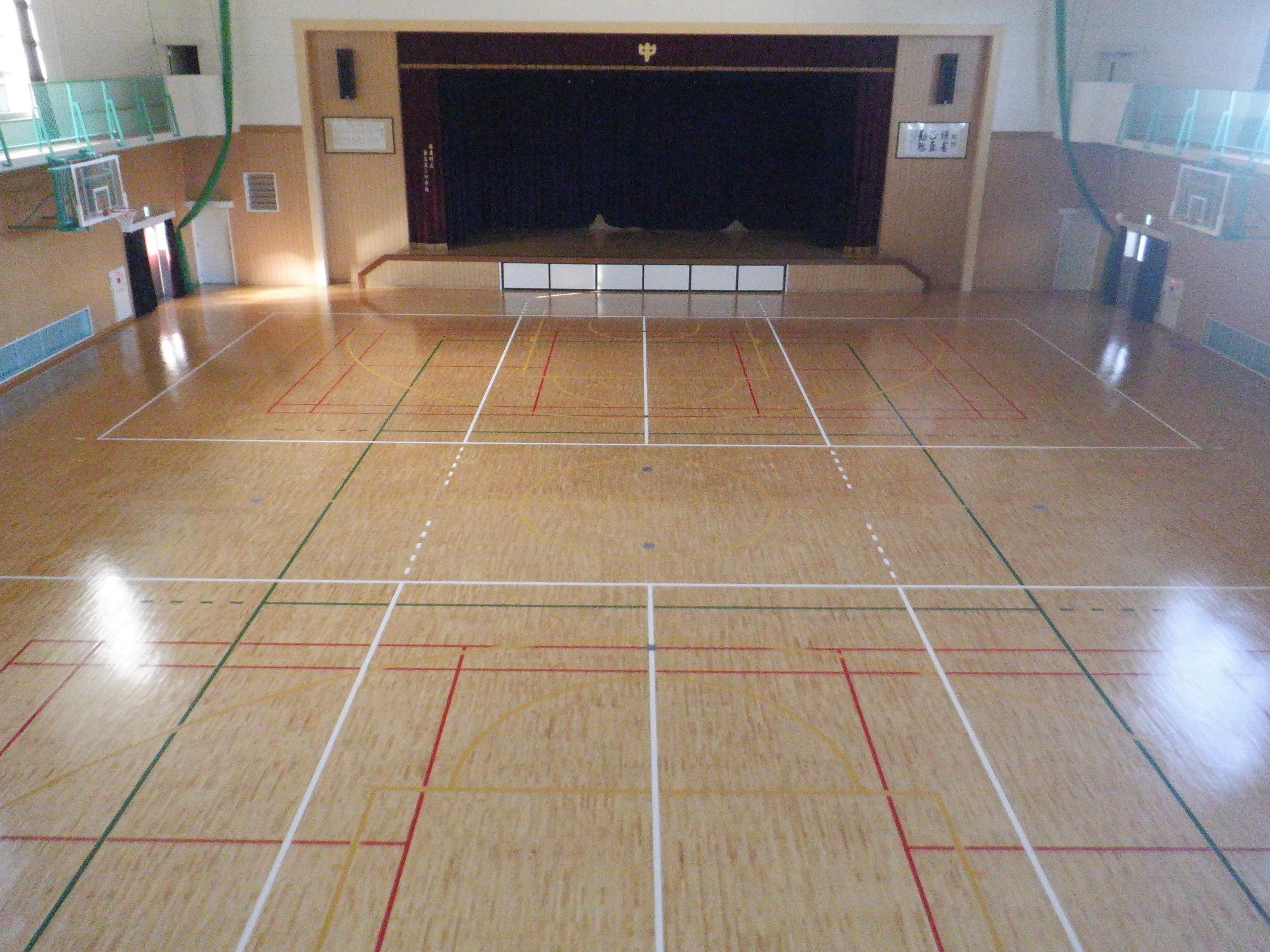 床に競技用の線が引かれている体育館の写真