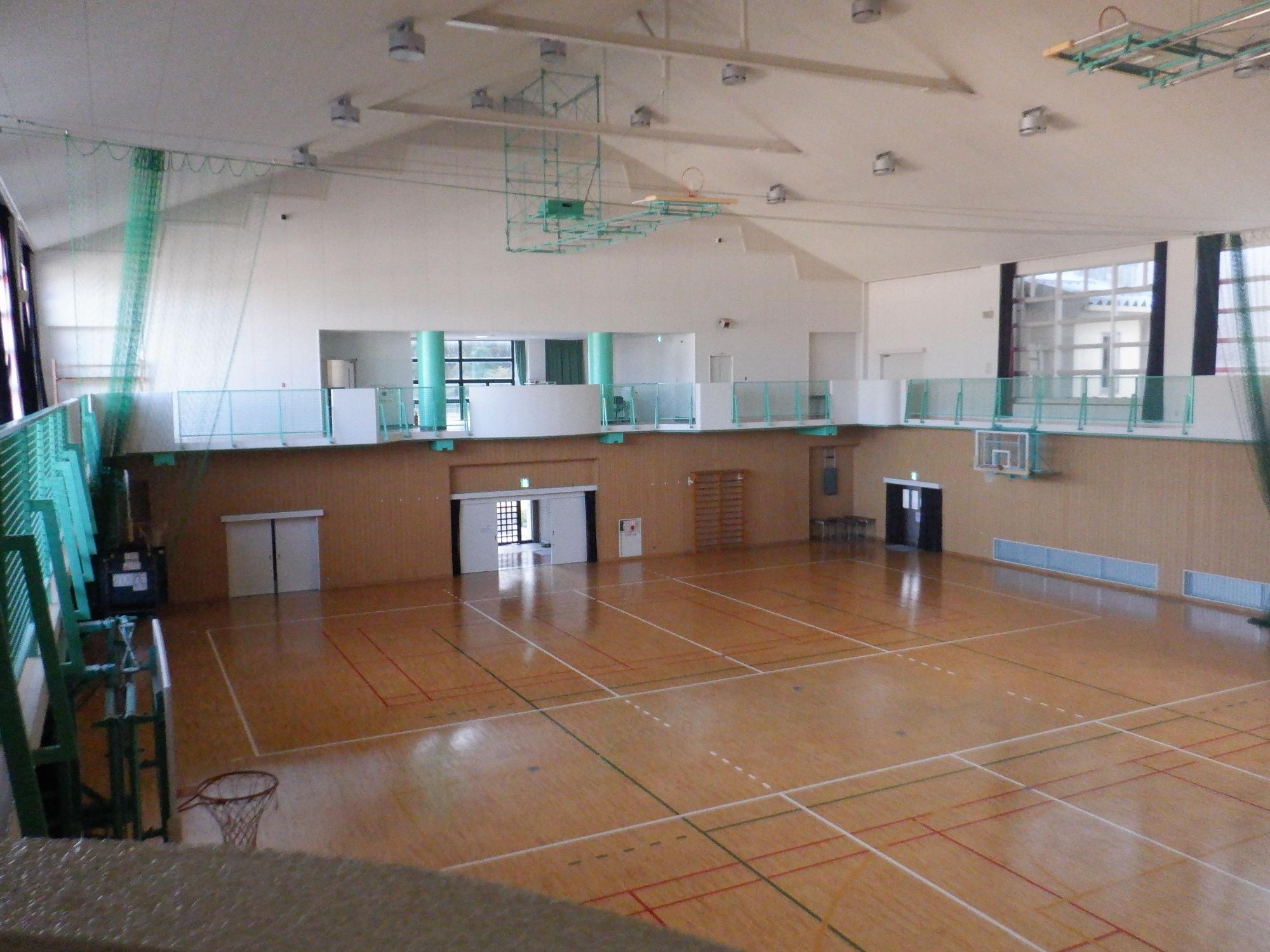 ギャラリーの端から体育館を見下ろした角度の写真