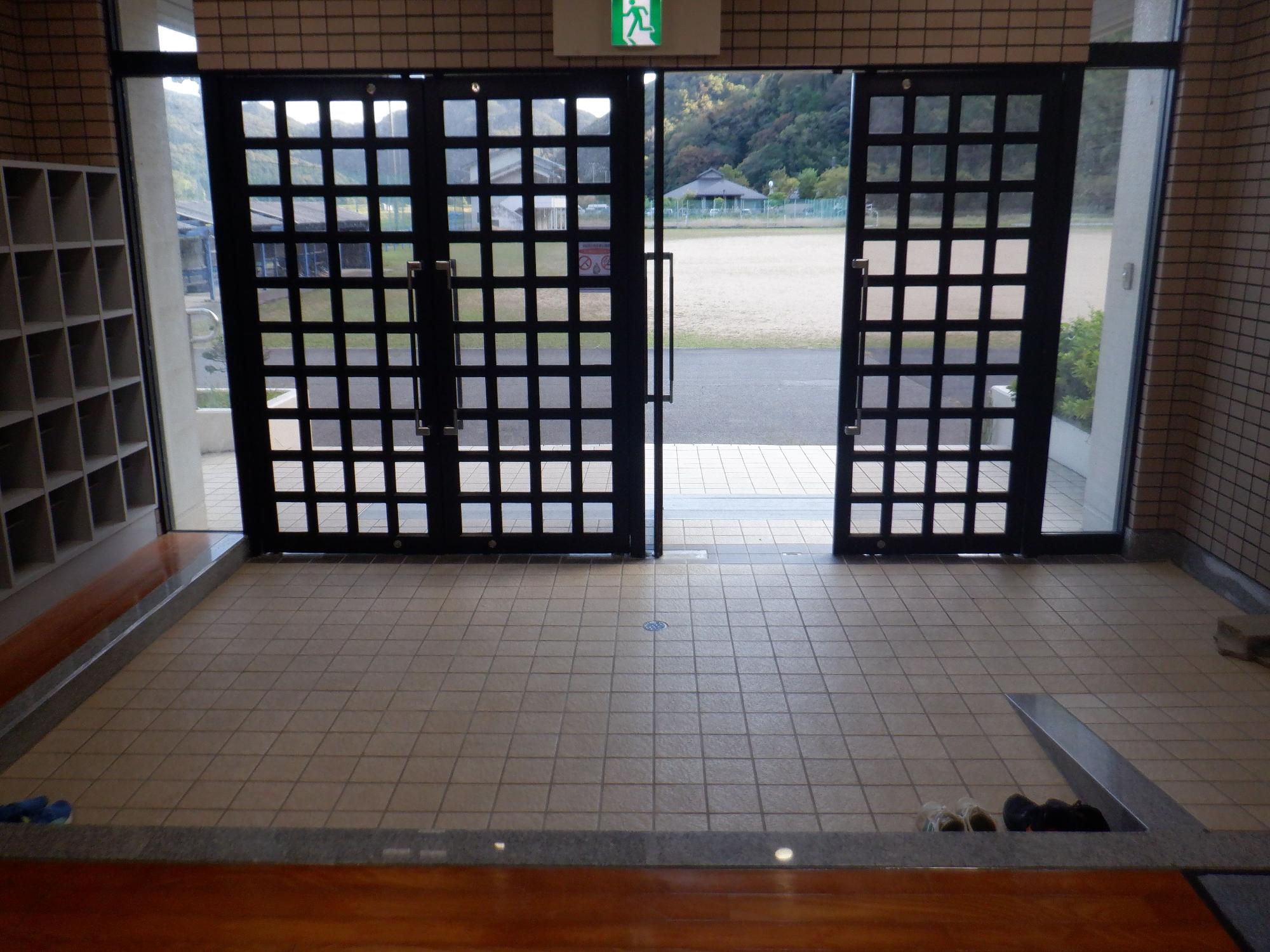 広々とした玄関になっている建物のエントランスの写真