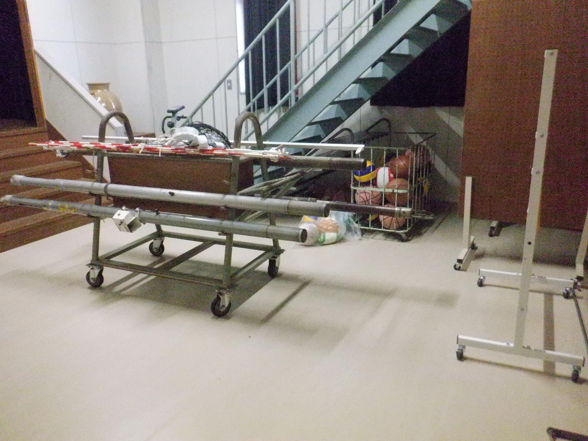 複数のポールが載せられた台車のある部屋の写真