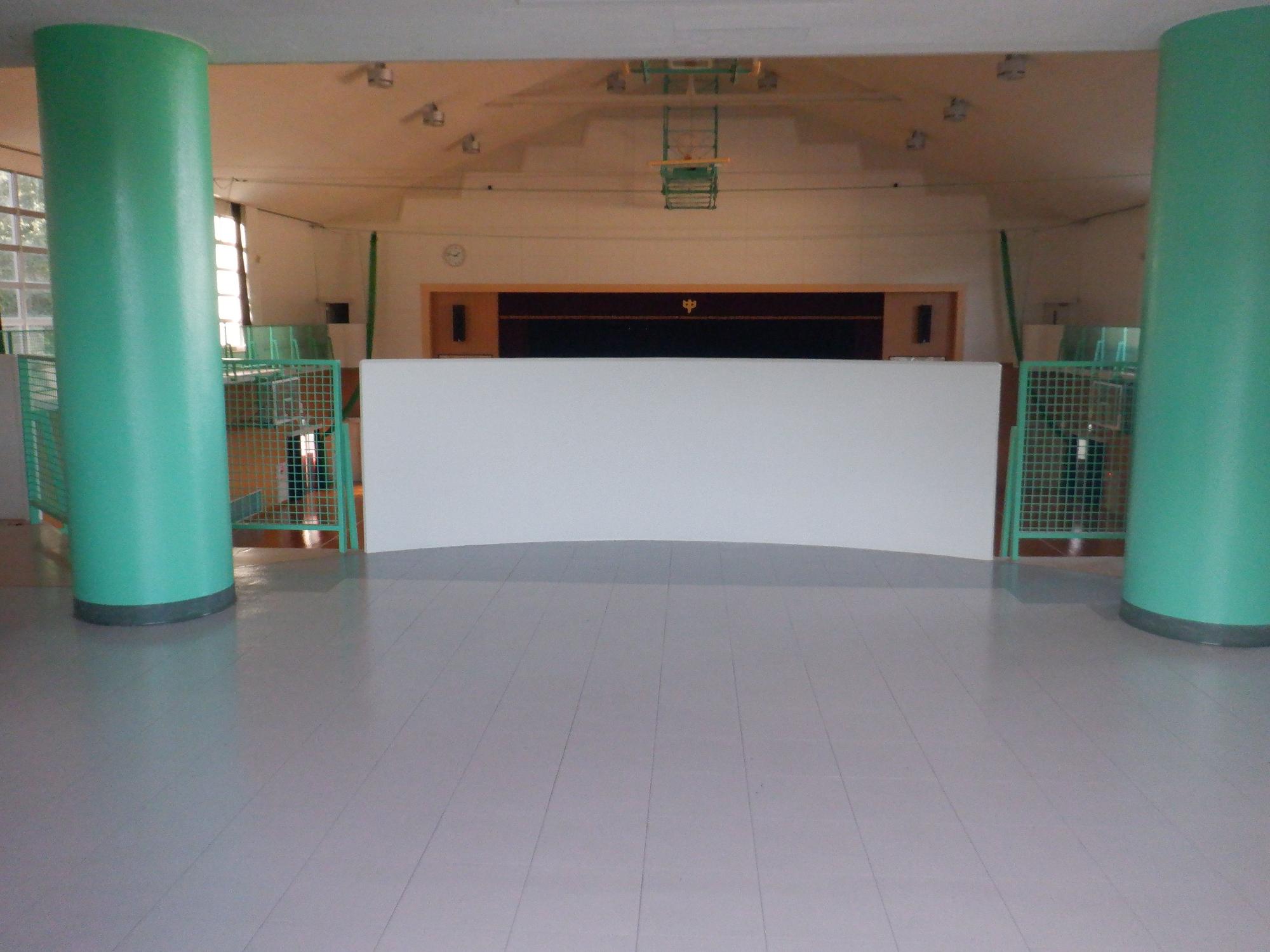 広いスペースがとられている体育館の後方のギャラリーの写真