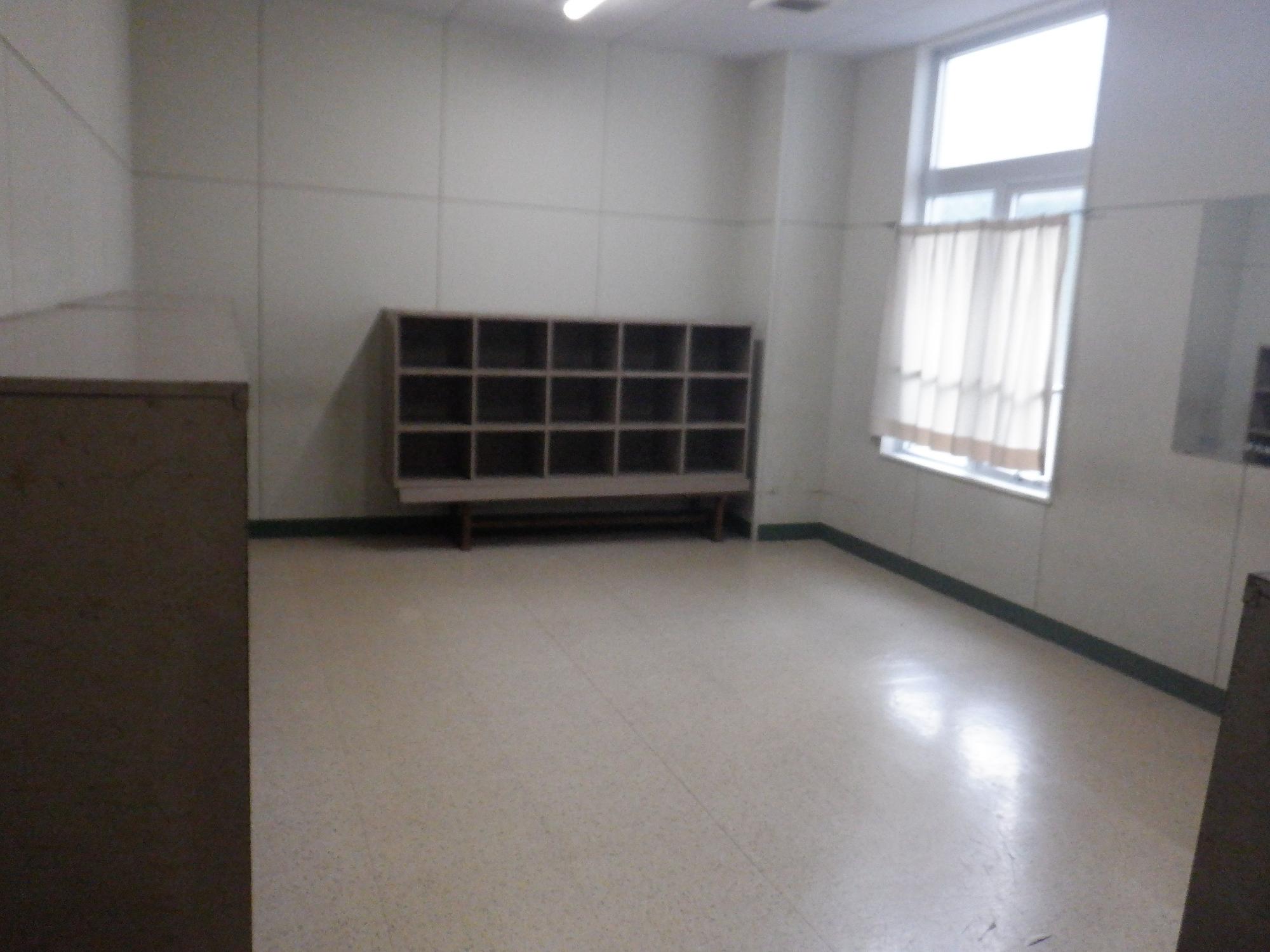 壁にロッカーが設置されている広い室内の写真