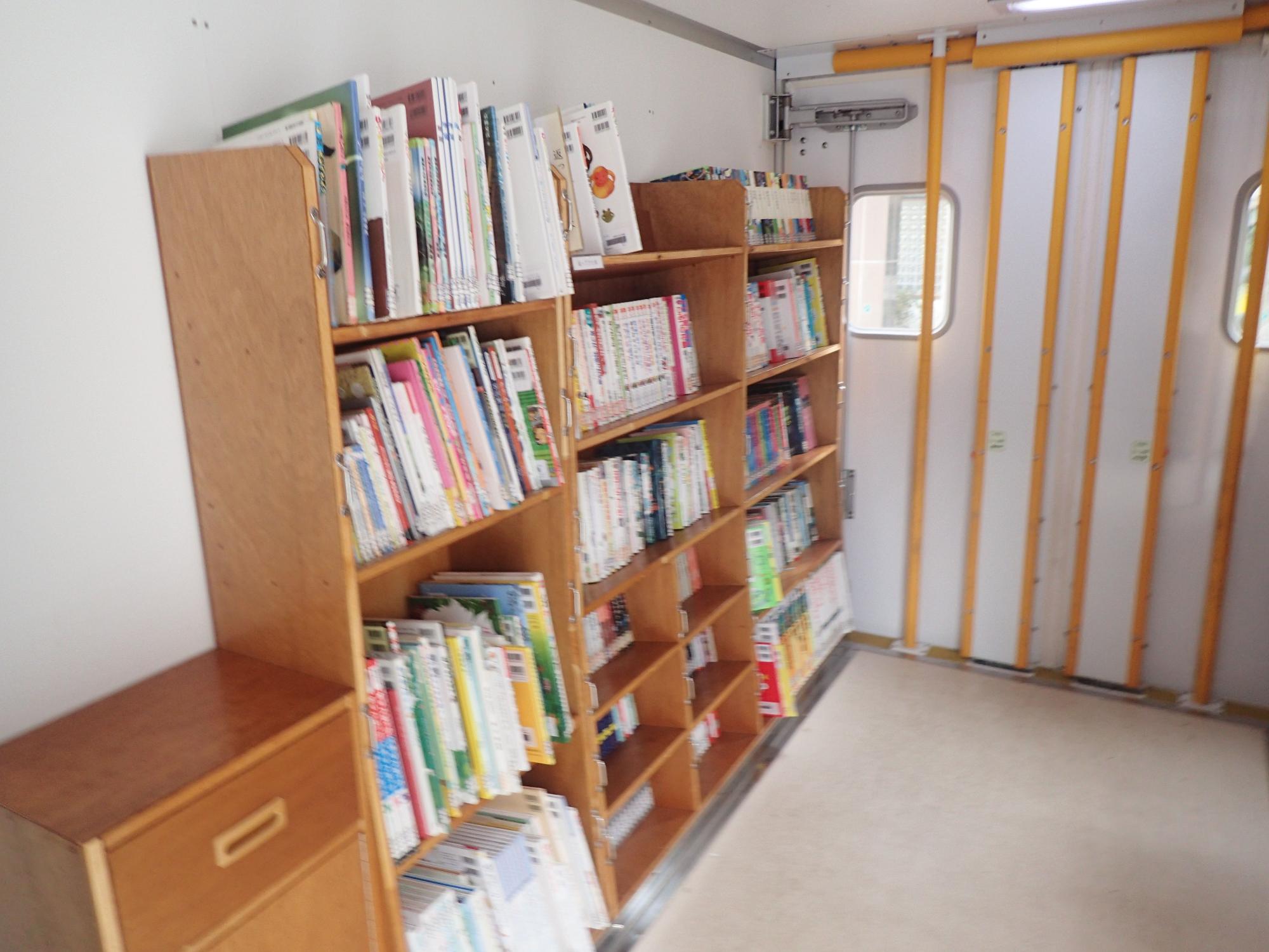 木製の本棚に様々な本が並んでいる写真