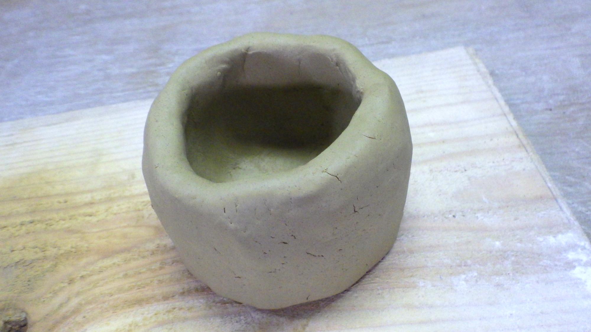 器の形に成形された粘土の写真