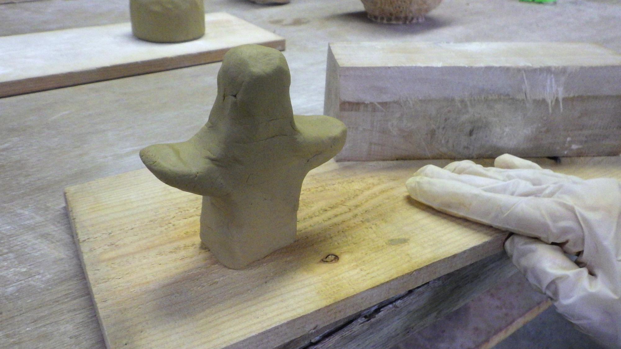 十字に成形された粘土の写真