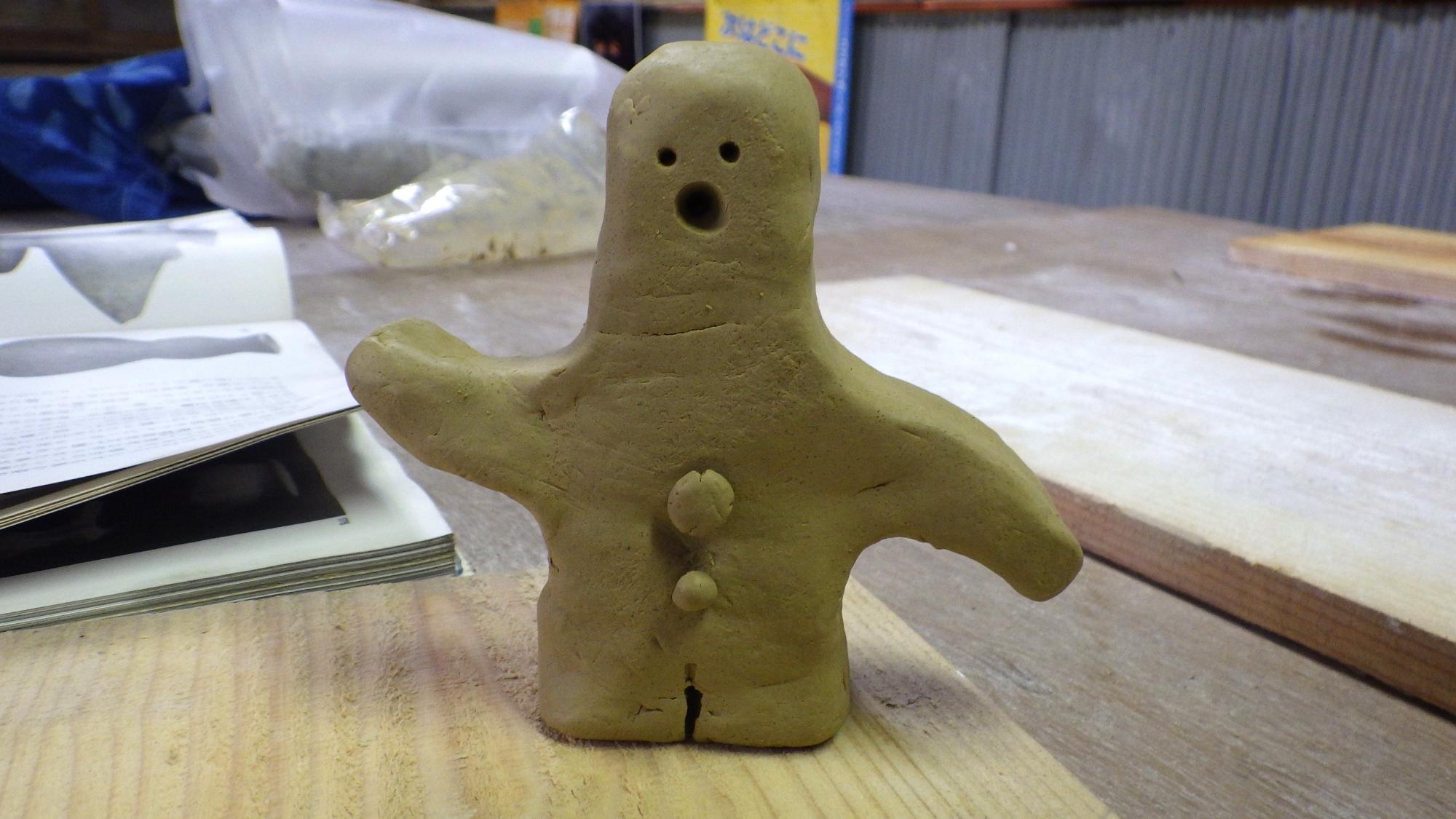 口を開けた粘土の埴輪の写真