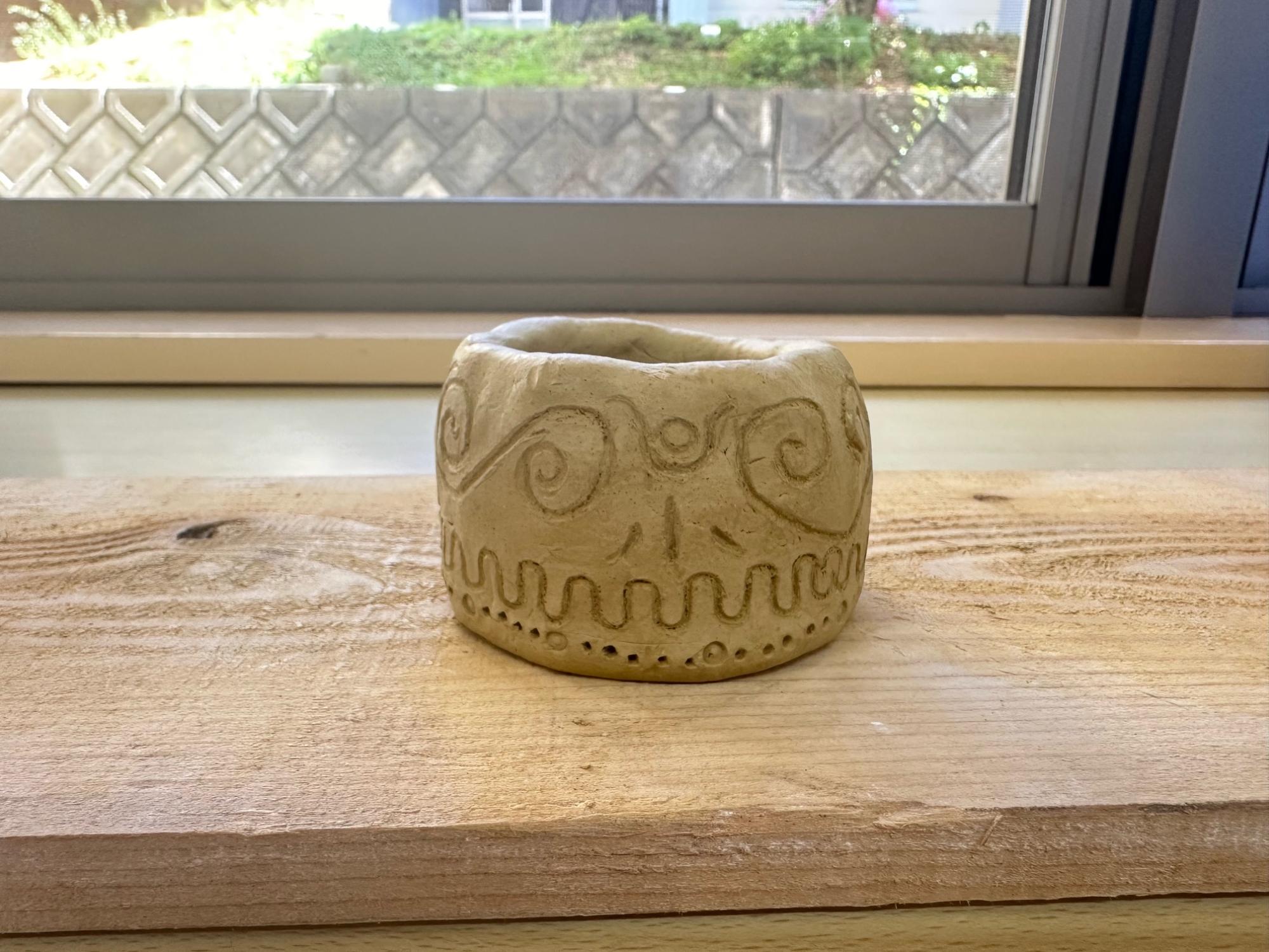 模様が描かれた粘土の器の写真