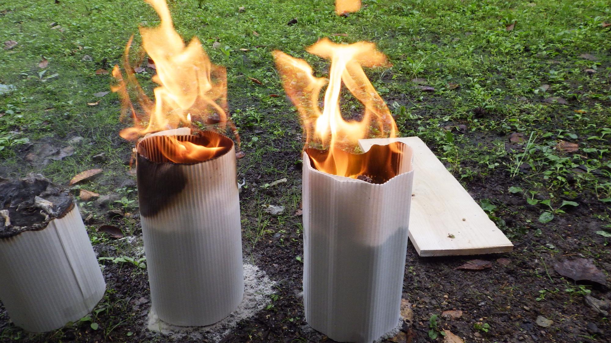 2つの白い筒が激しく燃えている写真