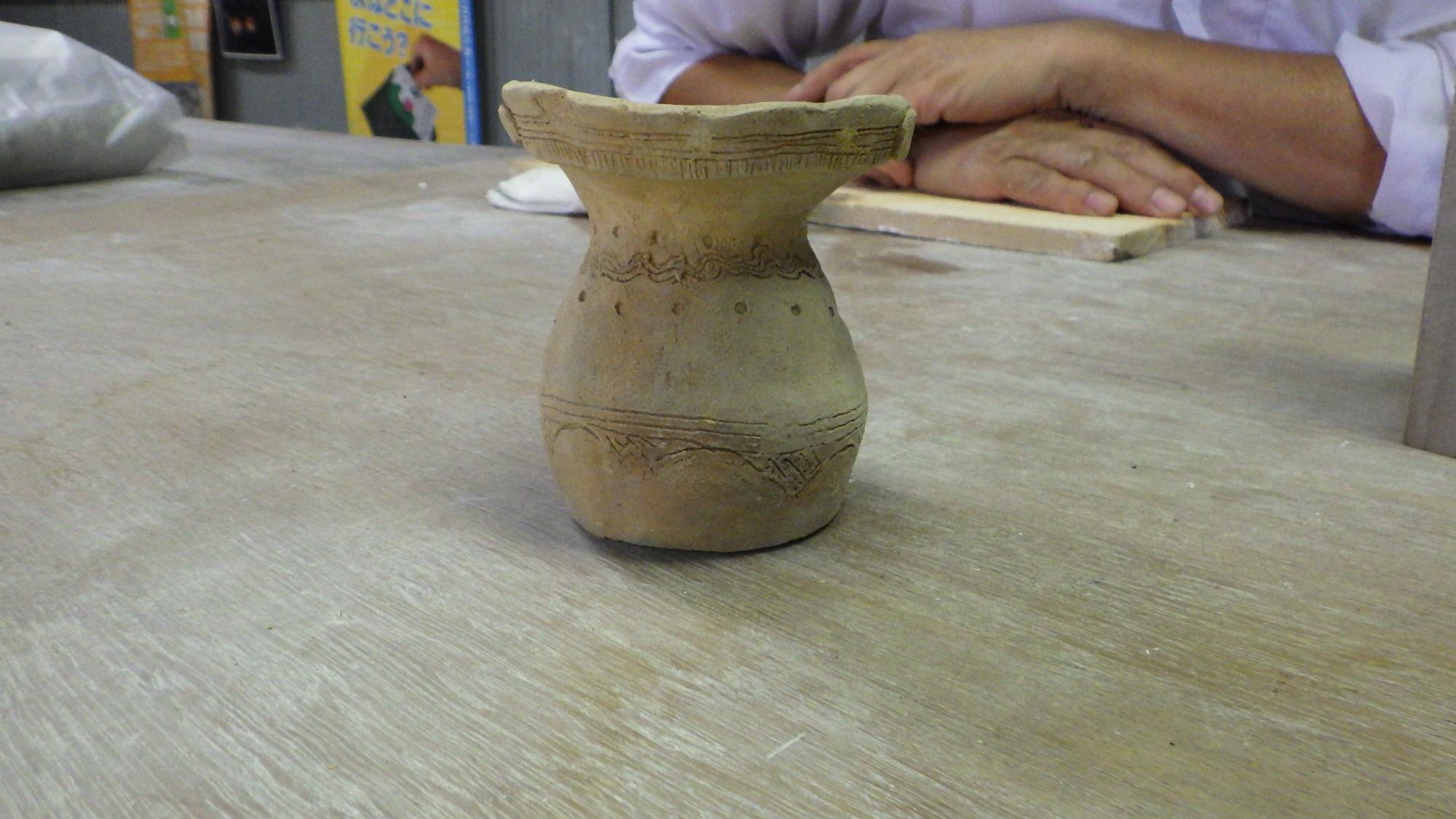 模様の描かれた粘土のツボの写真