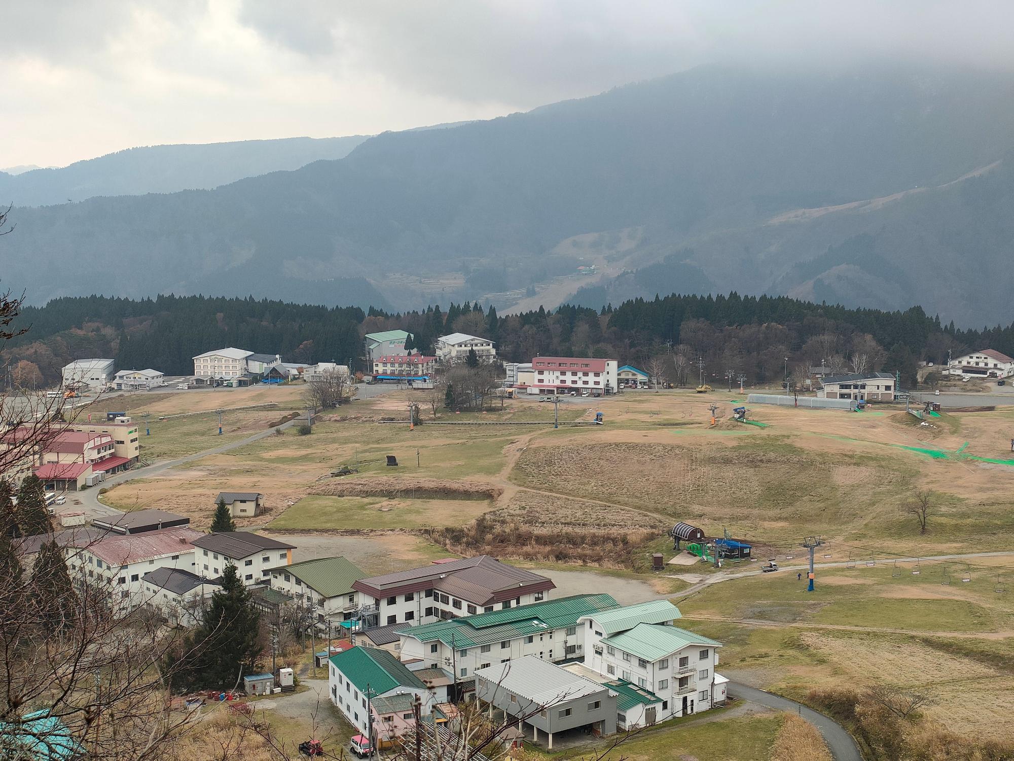 牧草地の町を高いところから撮影した写真