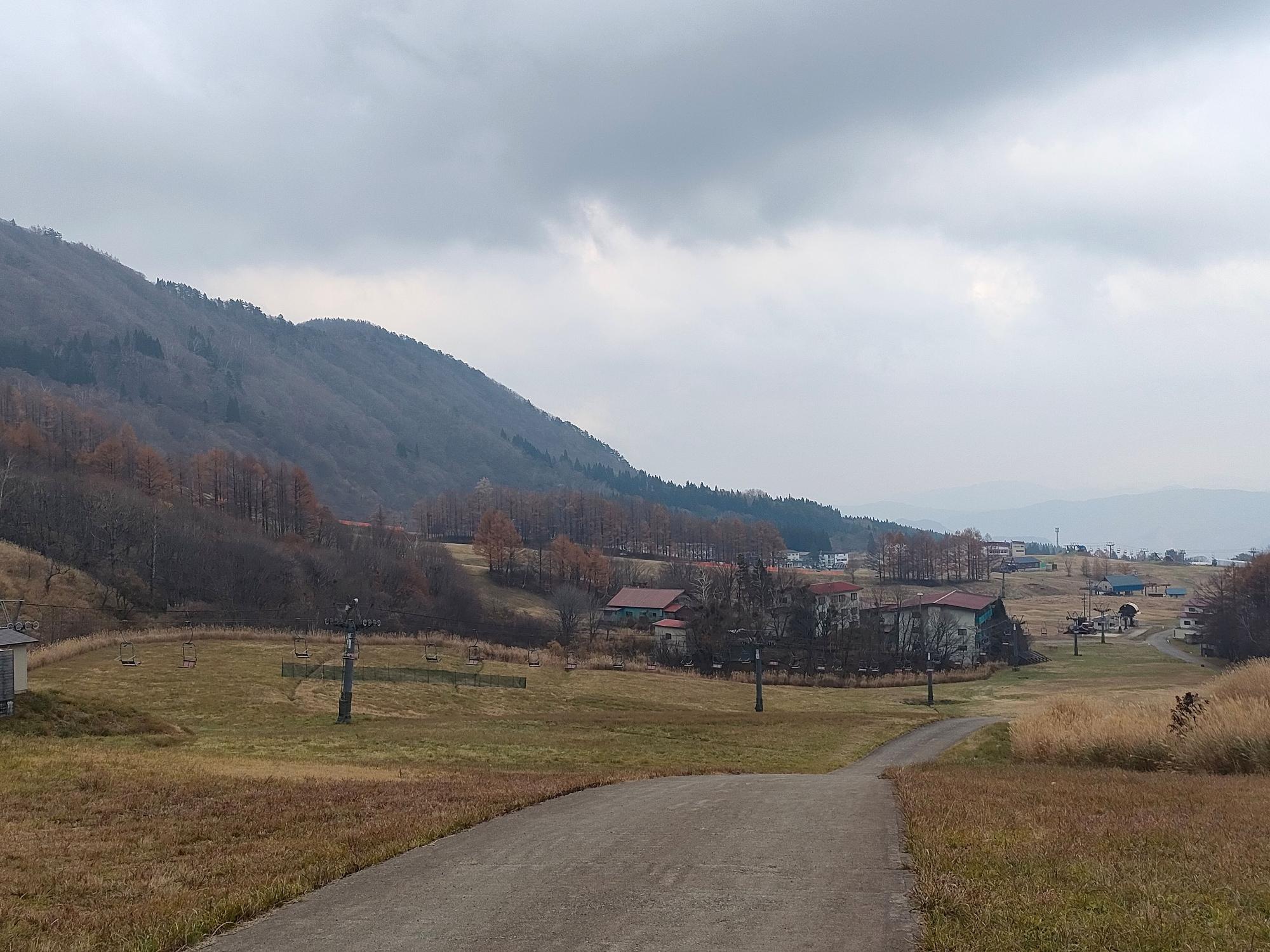 草原の道の脇に設置されたリフトの写真