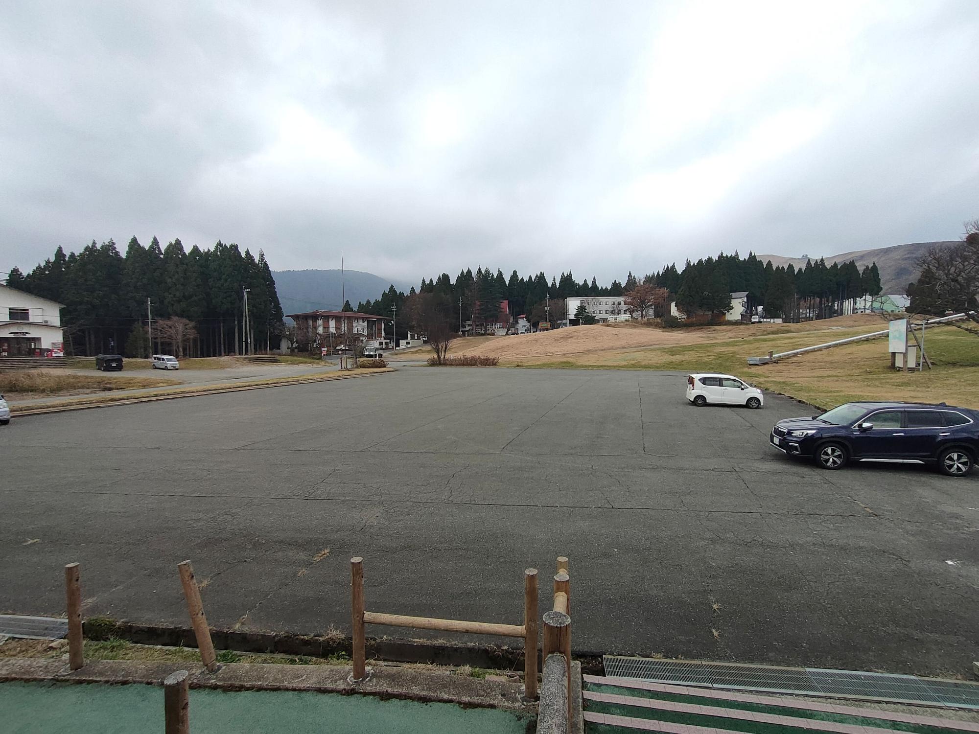 2台の車が止まっている駐車場の写真