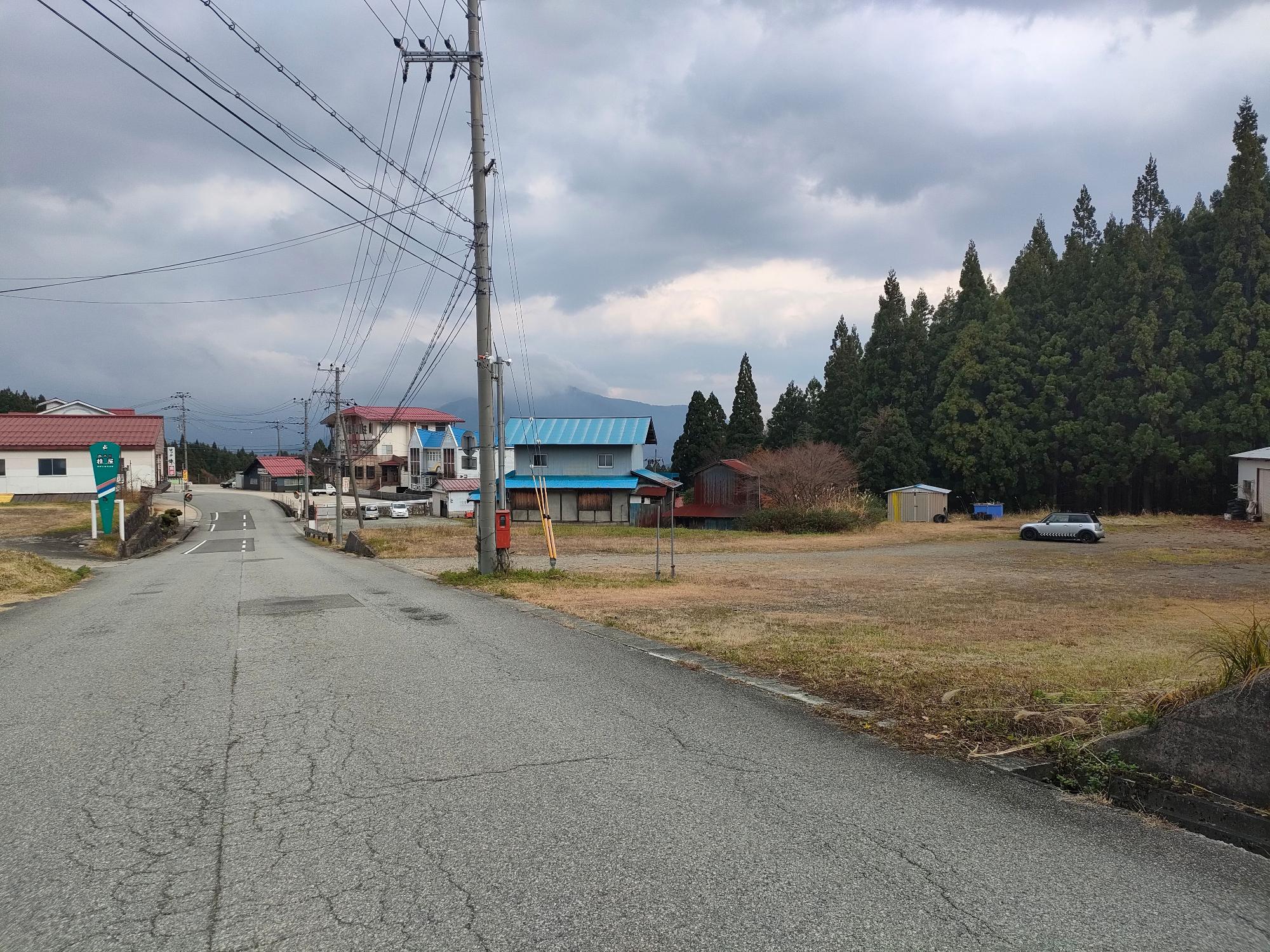 数件が建ち並ぶ集落の道路の写真