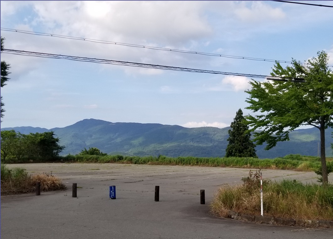 標高が高い場所にある平坦なスペースの写真