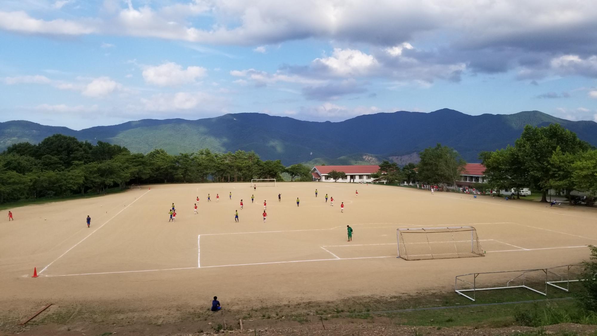 標高が高い場所にある砂場のサッカー場の写真