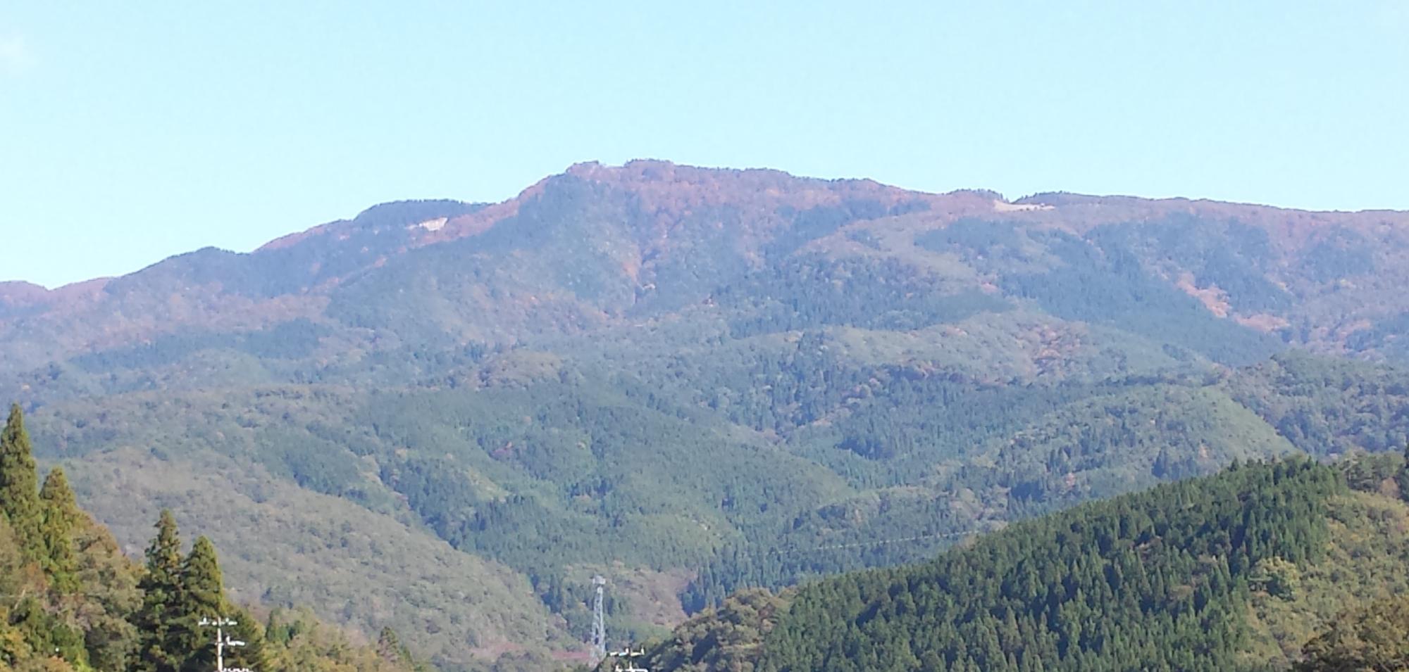 晴れた空の下にそびえる大きな山の写真